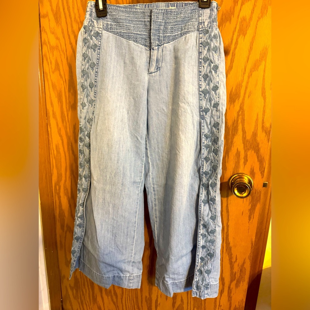 Woman’s Pilcro By Anthropologie Lt Denim Chambray Size 25. Slits Gypsy Style.